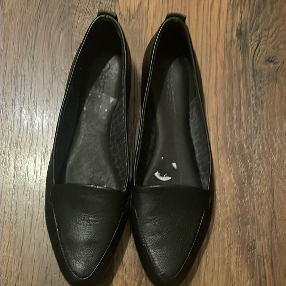 Sleek Black Flats with Pointed Toe Design